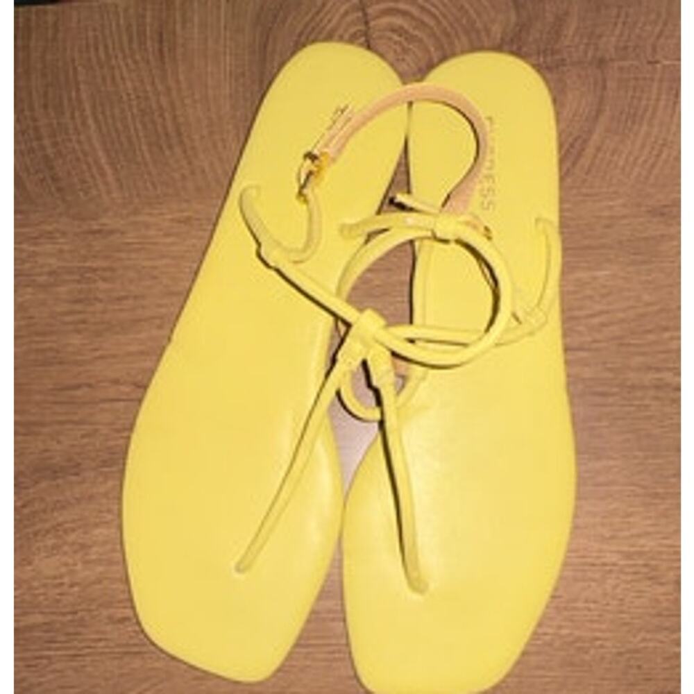 NWOT Womens Express Yellow Thong Sandals Size 10